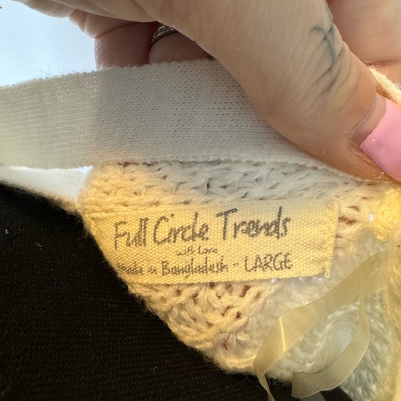 Full Circle Trends White Vneck sweater - Picture 3 of 3
